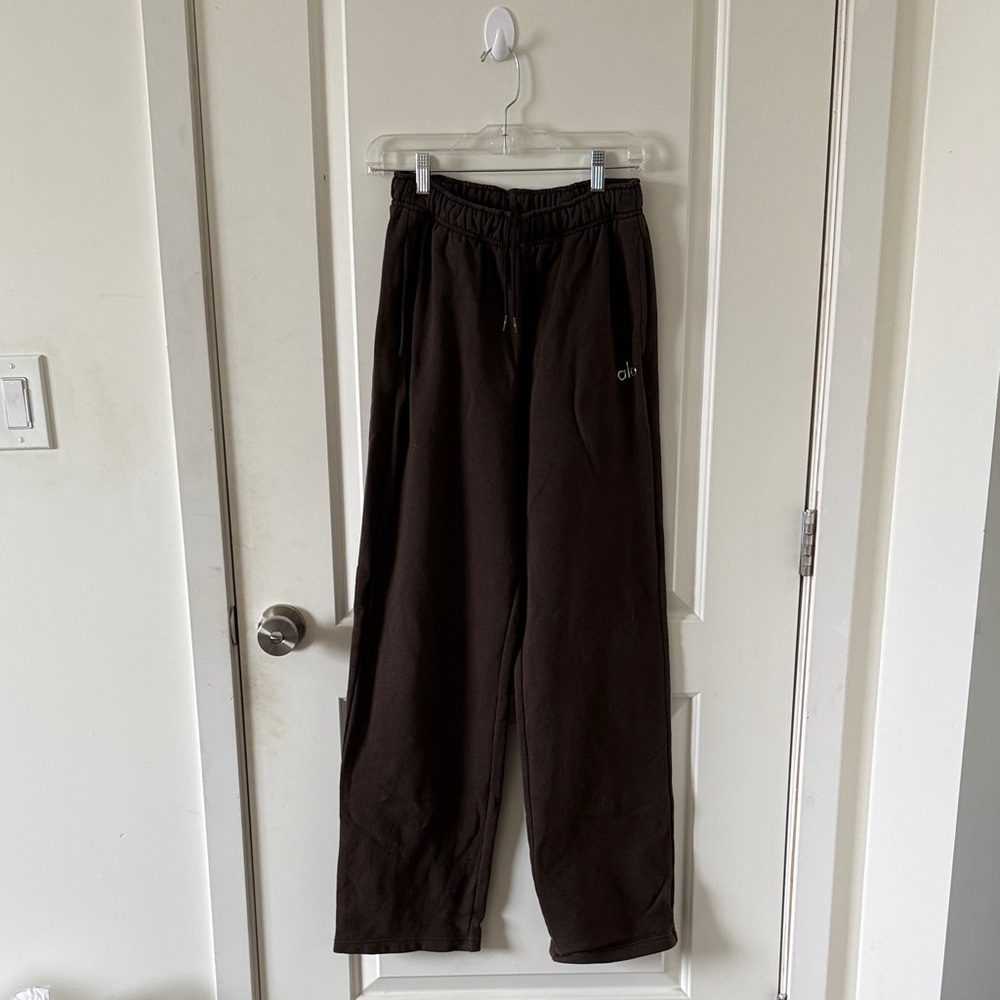 ALO Yoga Straight Leg Sweatpant in Espresso